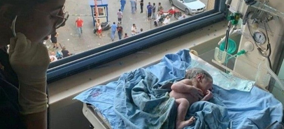 Beyrut'ta bir kadın, patlamaya doğum yaparken yakalandı
