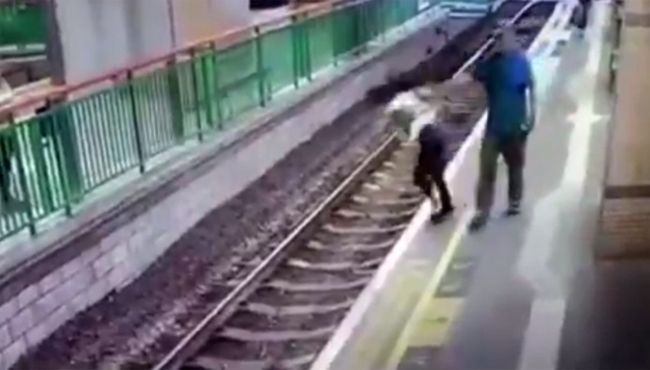 İnanılmaz olay! Kadını tren raylarına itti!