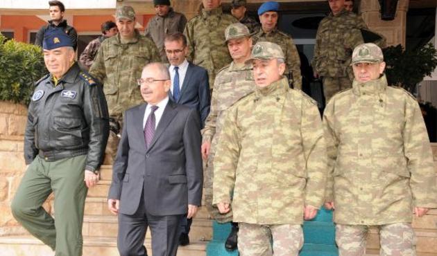 Genelkurmay Başkanı sınır birliklerini gezdi