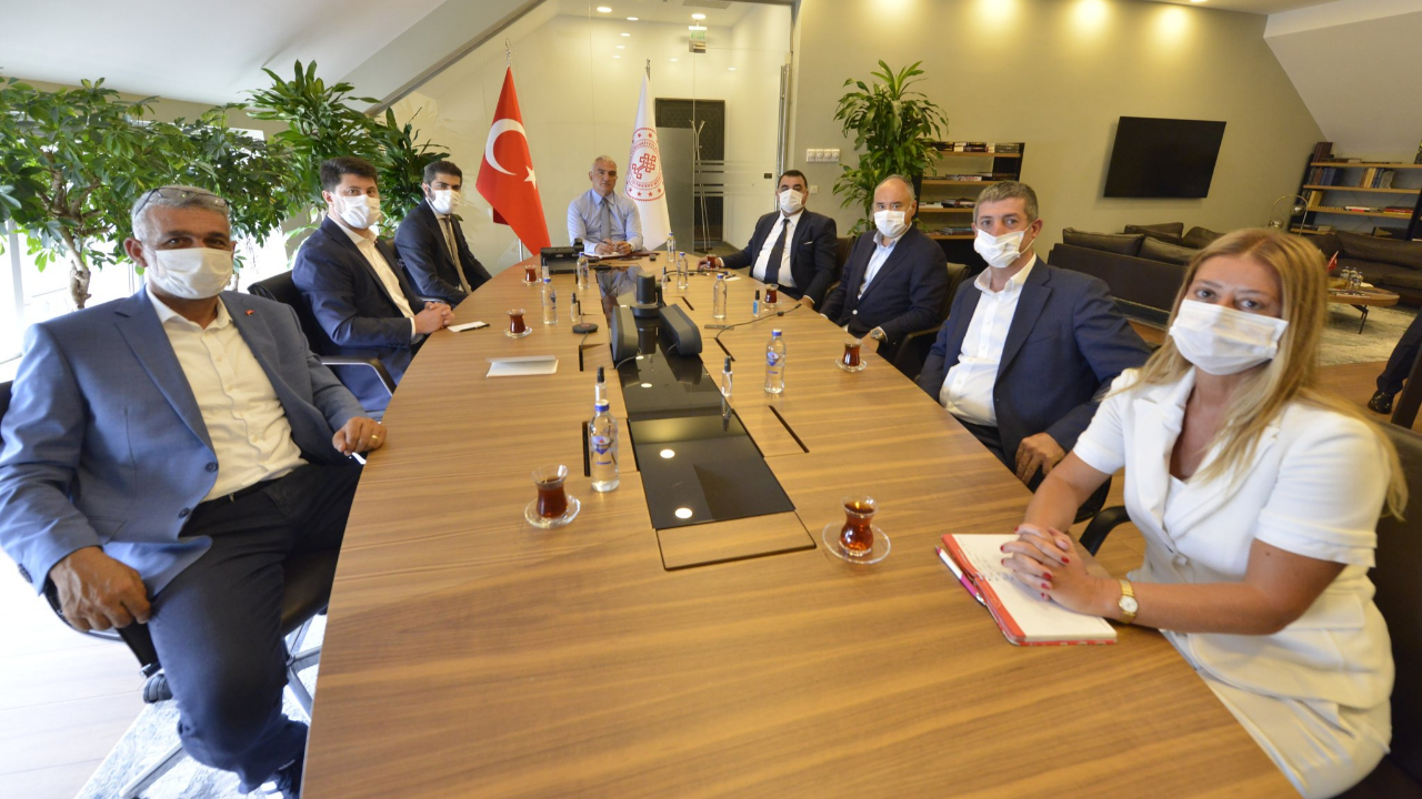 Bakan Ersoy seyahat acenteleri ile buluştu
