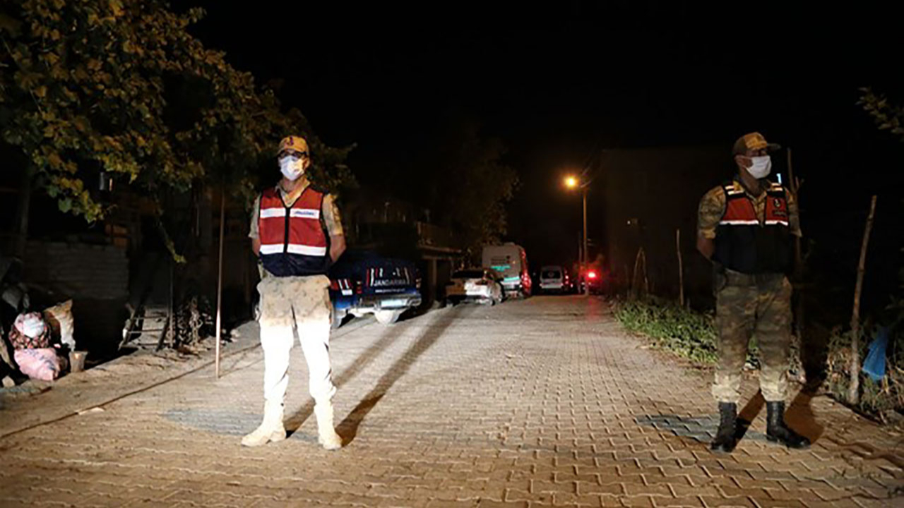 Oğlu ve gelinini tüfekle öldürdü