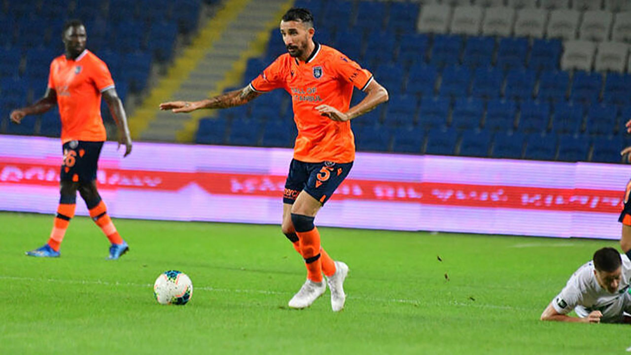 Mehmet Topal 1 yıl daha Başakşehir'de
