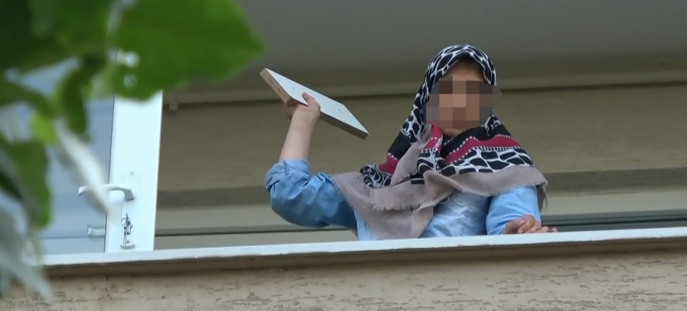 Bursa'da evindeki eşyayı balkondan atan kadın gözaltına alındı