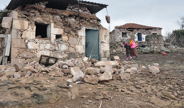 Çanakkale sallanmaya devam ediyor: Peş peşe depremler!