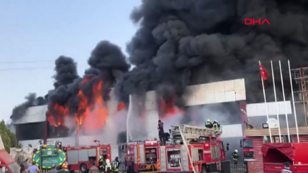 Manisa'da fabrika yangını! Dumanlar gökyüzünü kapladı
