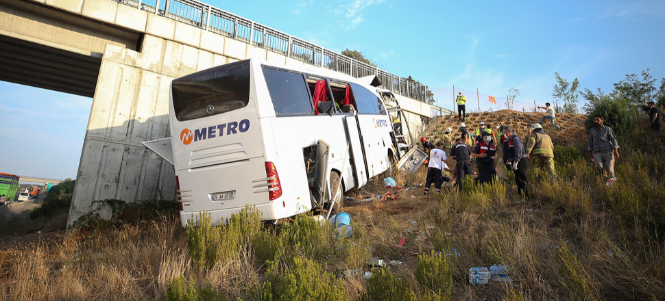 Otobüs üst geçide çarptı: 5 ölü, 25 yaralı