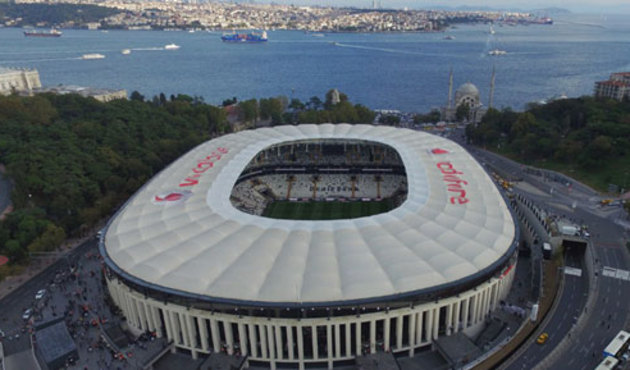 Derbiye bilet bulamayan iki taraftar stada tırmanarak girdi!