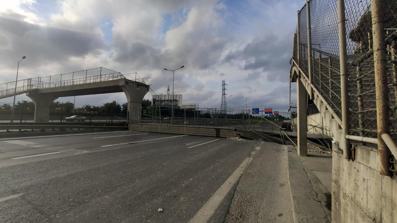 İstanbul'da üst geçit çöktü