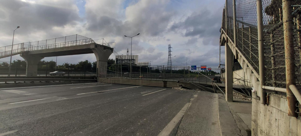 İstanbul'da üst geçit çöktü