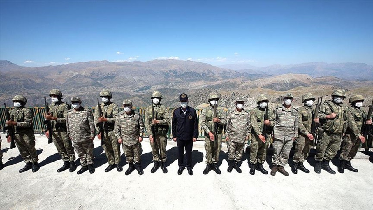 Bakan Akar sınırın sıfır noktasında