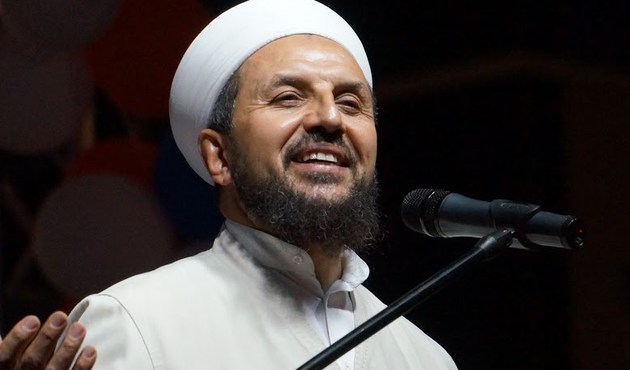 Eteğine laf eden imama, "Hz. Muhammed'in eteği" ile yanıt verdi / VİDEO