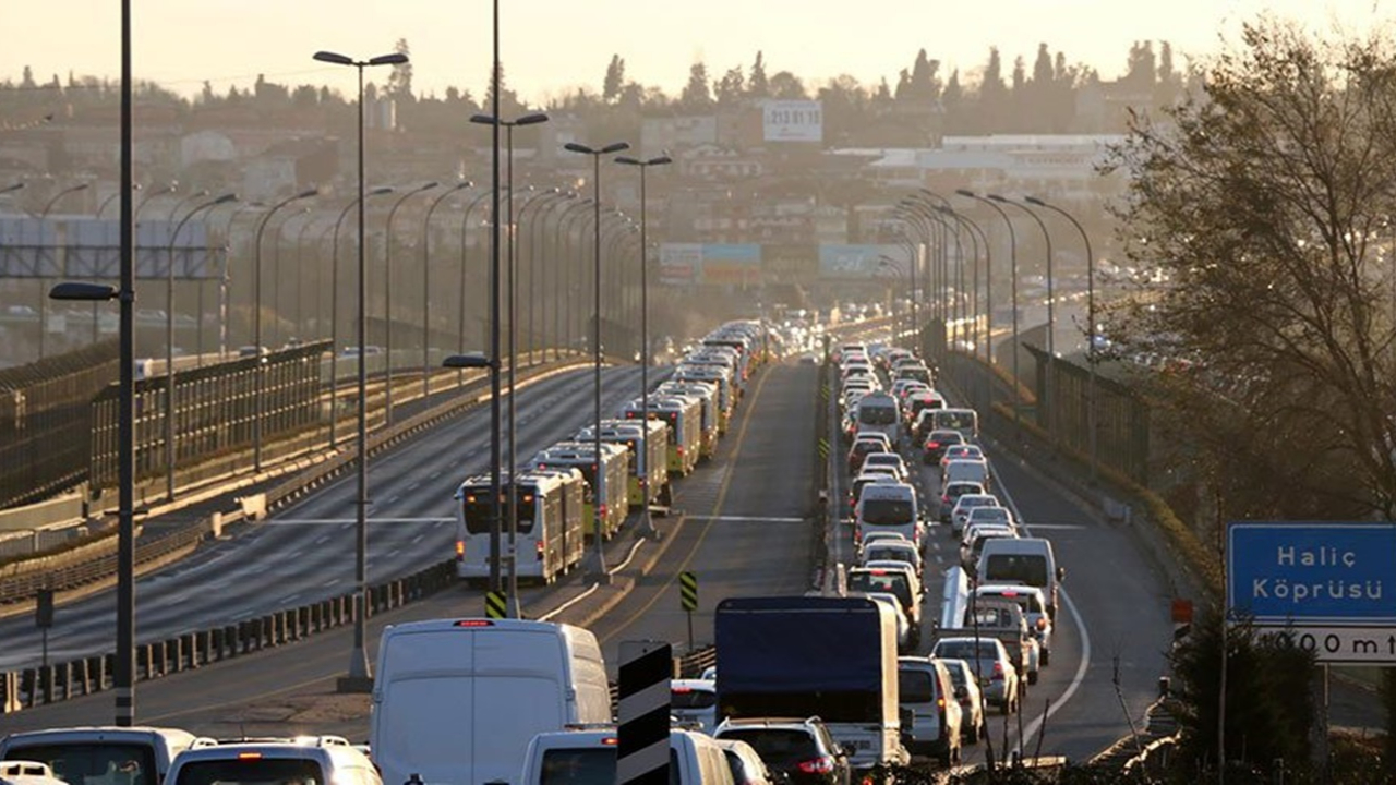 Haliç Köprüsü'ndeki çalışmalar trafiği kilitledi