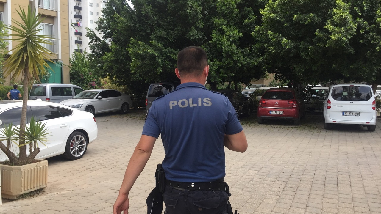 Özel harekat polisi evinde ölü bulundu