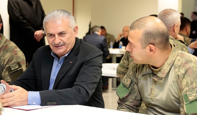 Başbakan birlikte yemek yediği askeri son yolculuğuna uğurladı