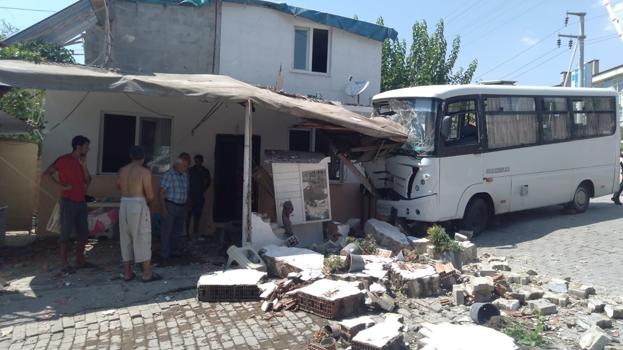Freni patlayan minibüs eve daldı