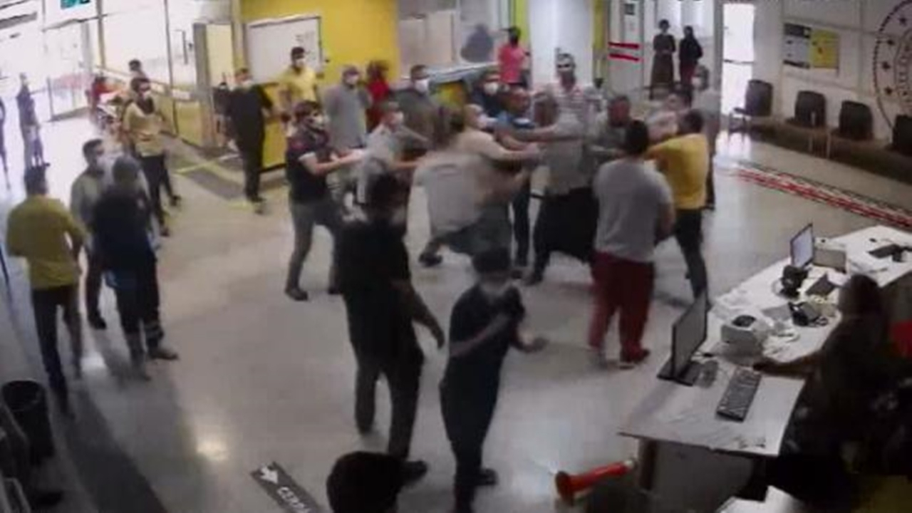 Yaralı yakınları acil servisi birbirine kattı