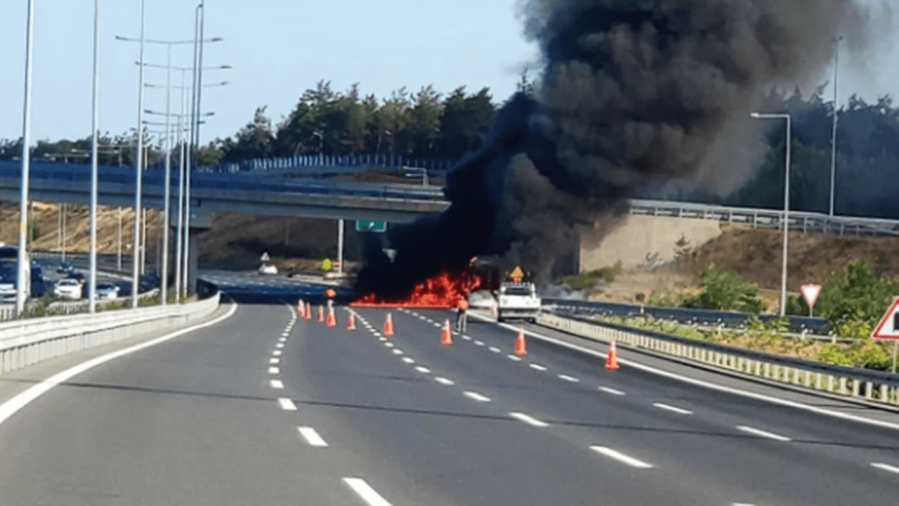 Çekmeköy'de otobüs alevlere teslim oldu