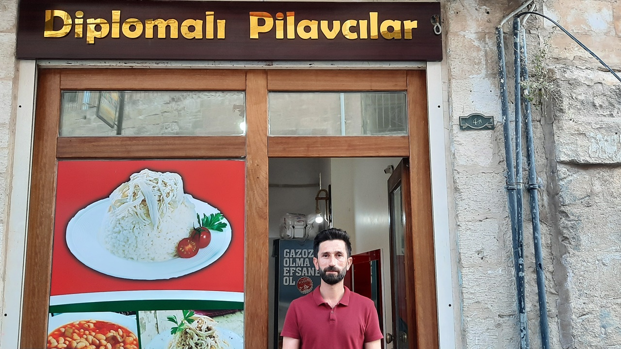 Üç diplomadan sonra ekmeğini pilavda buldu