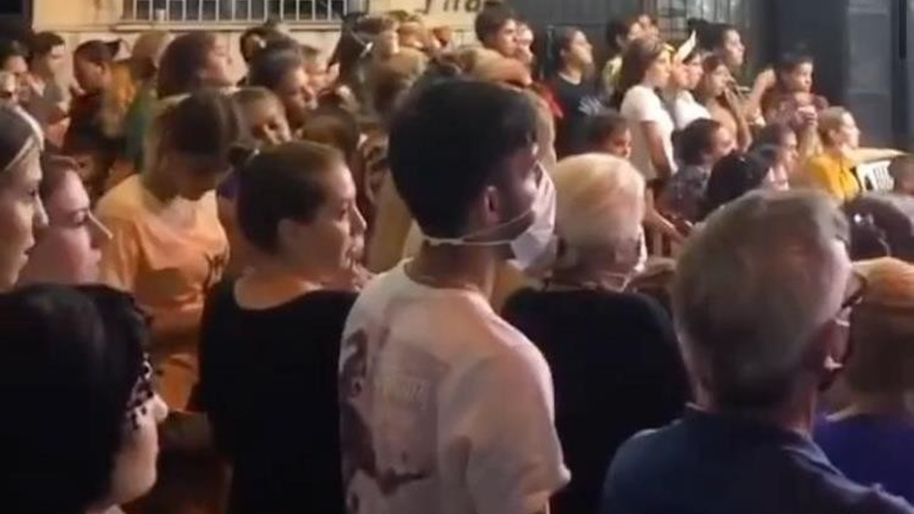 Yüzlerce kişi içinde sadece birisi maske taktı