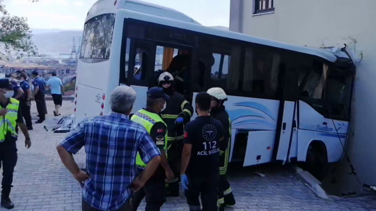 Kocaeli'de jandarmaları taşıyan midibüs otomobile çarpıp cami duvarına girdi: 8 asker yaralı