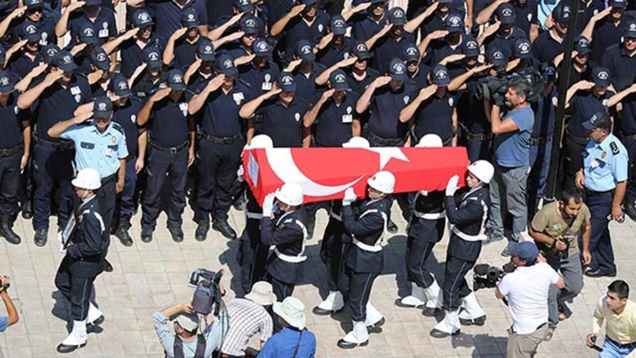 Yüksekten düşen polis memuru şehit oldu