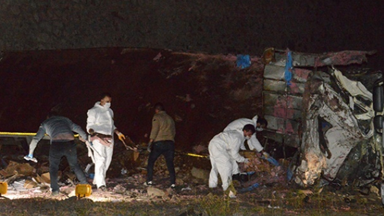 Erzurum'da dinamit yüklü kamyon devrildi!
