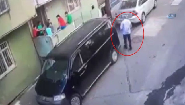 Bağcılarda şoke eden olay! Yaşlı adam 2 çocuğu minibüse bindirip götürecekti ki...