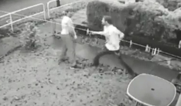 İki genç adam sevdikleri kadın için işte böyle 'Aşk düellosu' yaptı / VİDEO