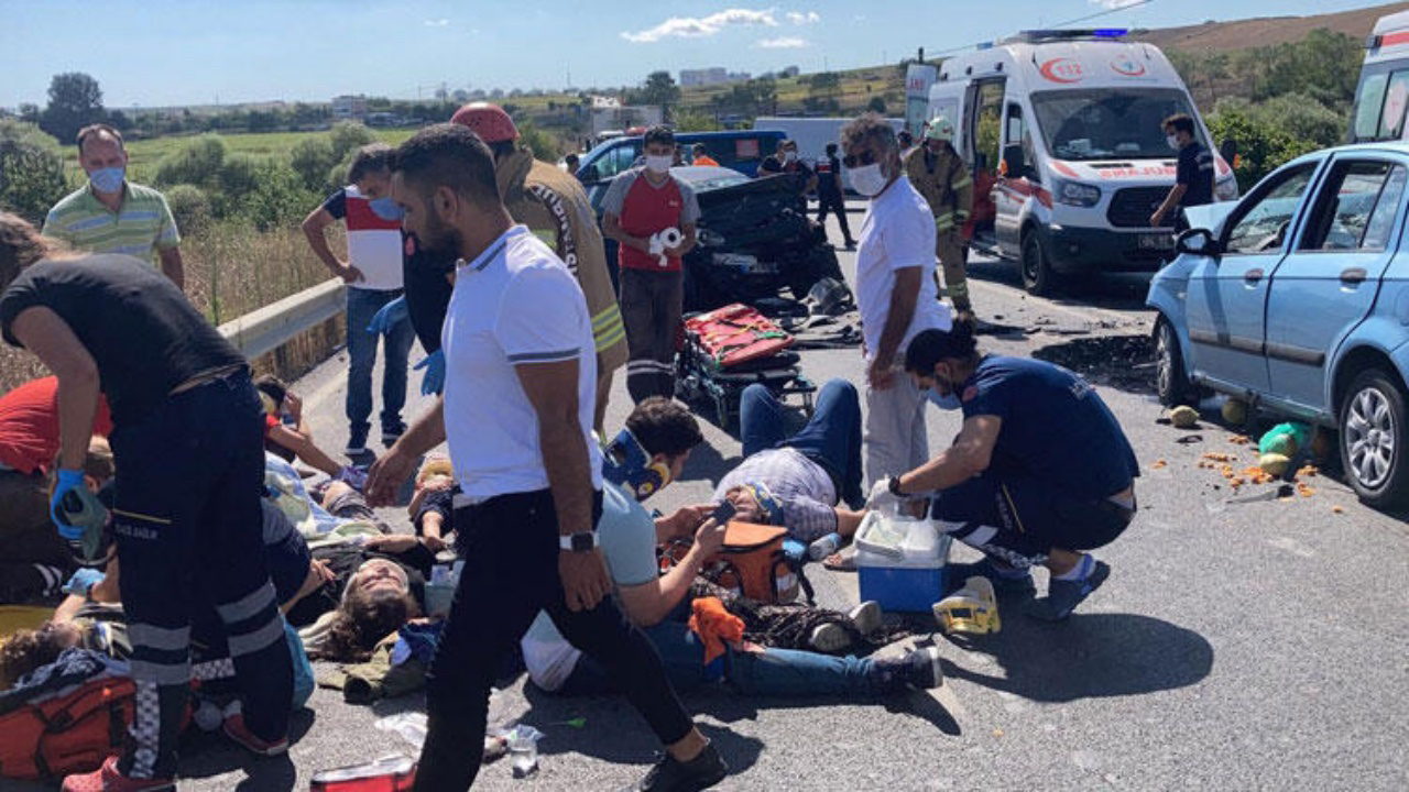 İstanbul'da kafa kafaya facia: 7 kişi yola savruldu