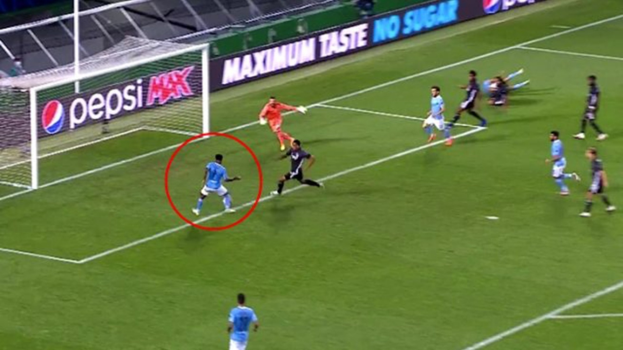 Bu pozisyon futbolcuları ağlattı