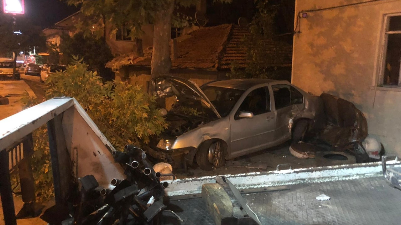 Başkentte otomobil dükkana böyle girdi