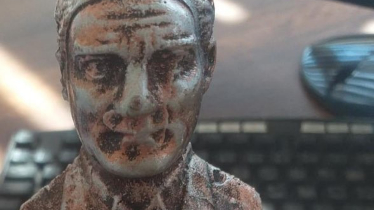 İzmir'de 'Atatürk büstü' tartışması