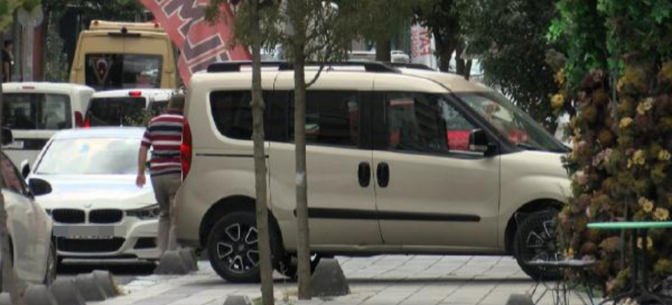 Kaldırımlara satılık ve kiralık araç konulamayacak!