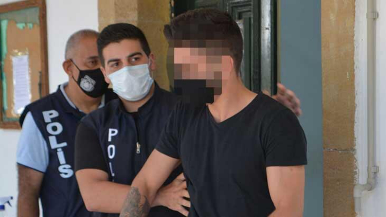 Cinsel içerikli mesajları annesine gönderdi