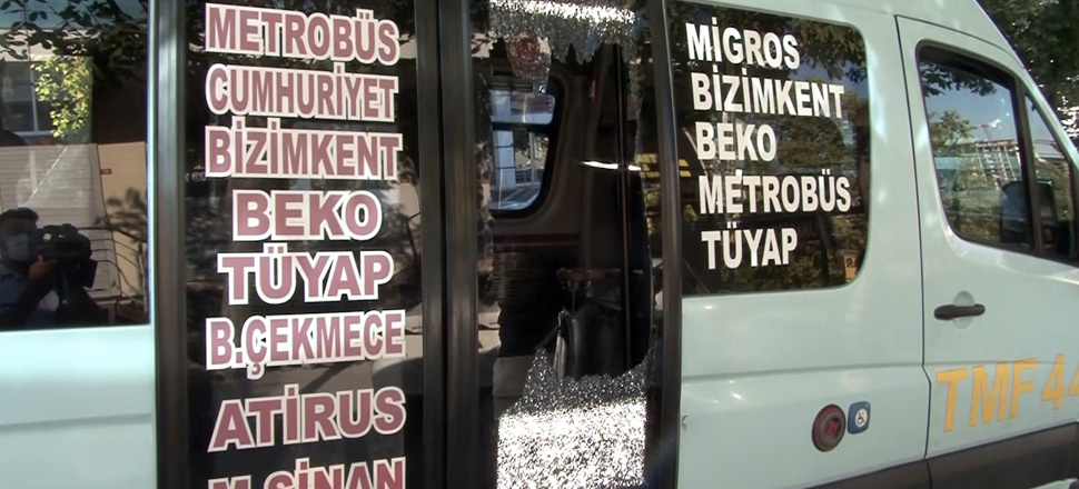 Minibüsten indirilen fazla yolcu yumruklayarak camı kırdı!