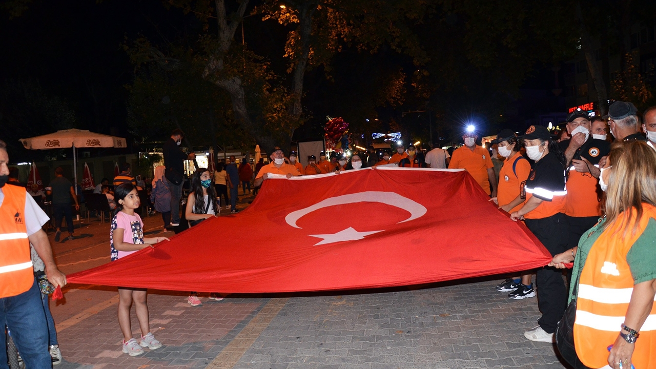 17 Ağustos depreminin yıl dönümünde sessiz yürüyüş