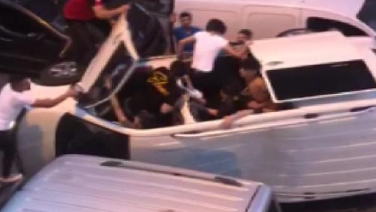 Kaza yapan minibüsün içinden çıkan yolcular şoke etti