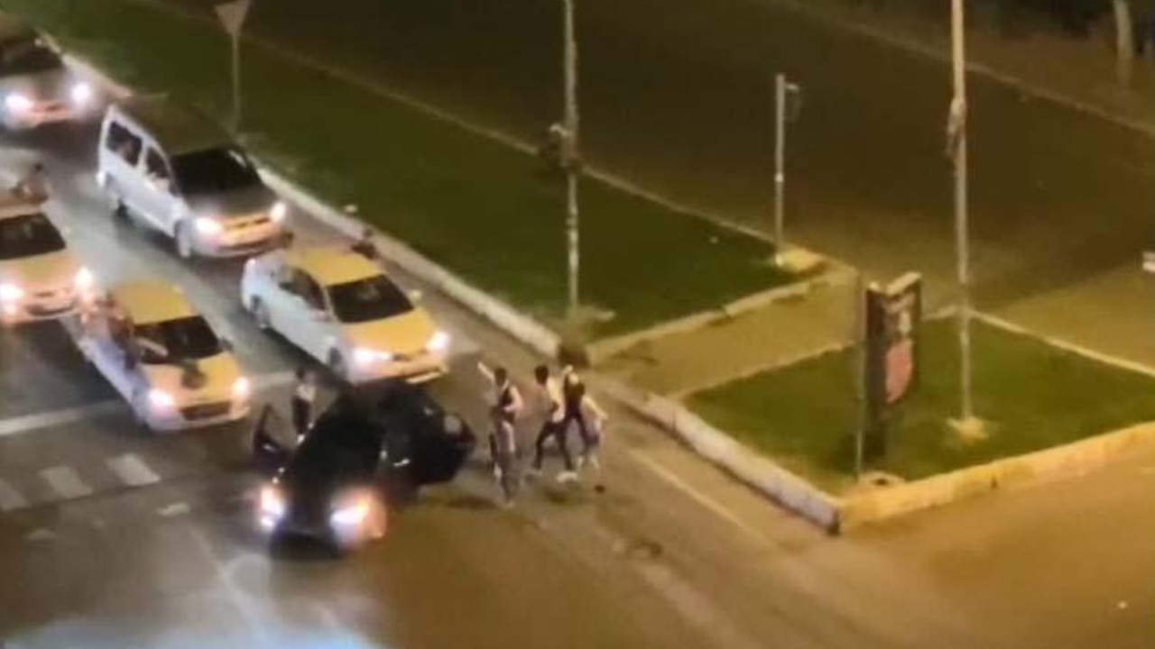 Diyarbakır'da düğün konvoyu oluşturup, kırmızı ışıkta halay çektiler!