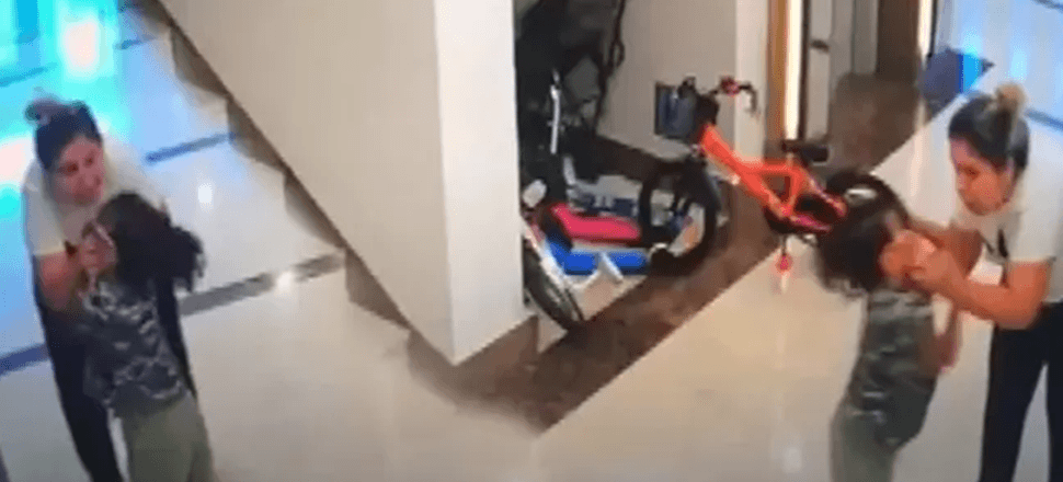 Köpeğini sevdi diye böyle saldırdı