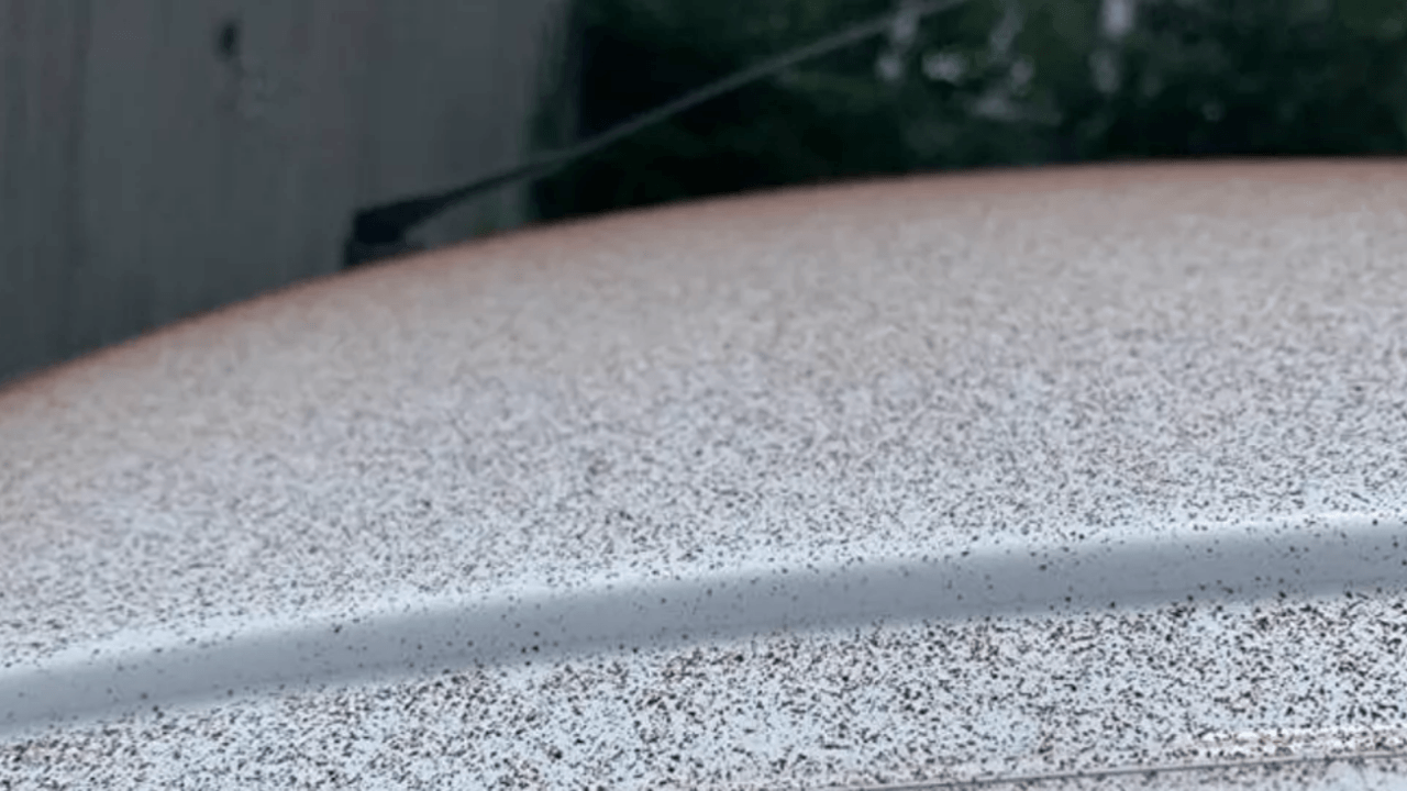 Araçların üzerine çikolata yağdı