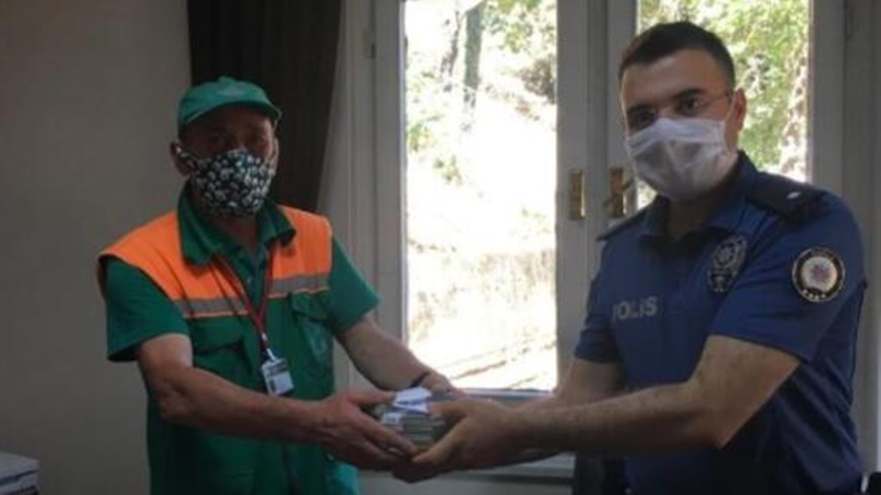 Temizlik işçisi çöpte bulduğu parayı bakın ne yaptı