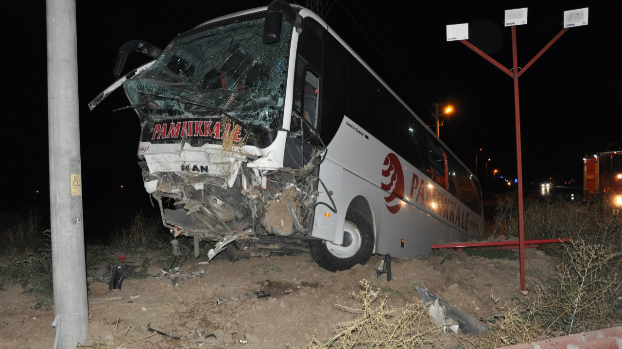 Yolcu otobüsü Afyon'da kaza yaptı