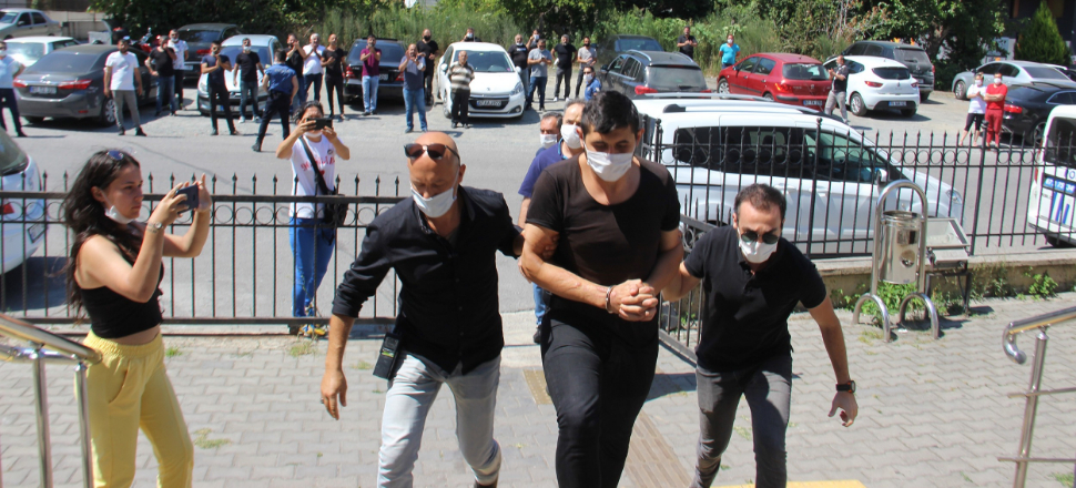 Cinayet zanlısı adliyeye alkışlarla girdi