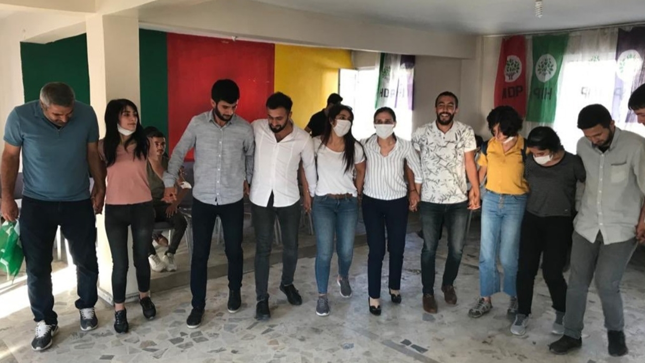 HDP'li vekiller gençlerle halay çekti