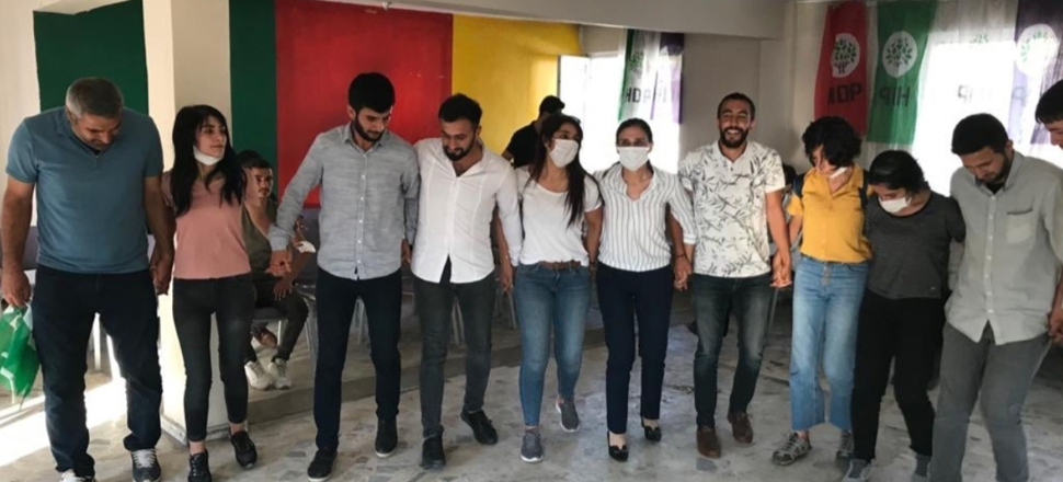 HDP'li vekiller gençlerle halay çekti