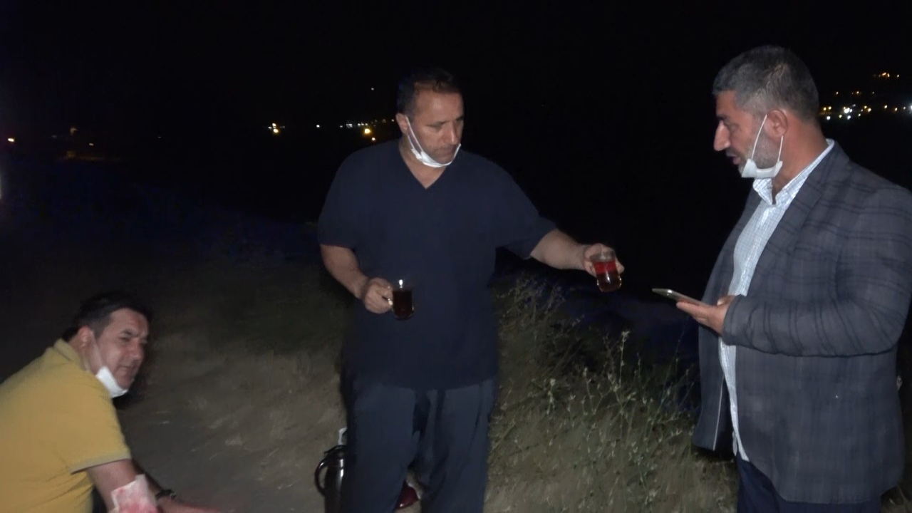 Hiçbir şey olmamış gibi çay keyfi yaptılar