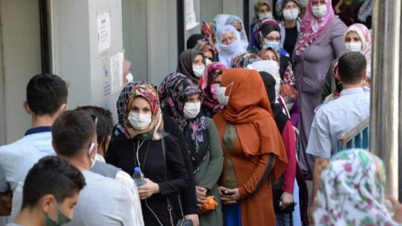 PTT önü ana baba günü! Sosyal mesafe yine unutuldu!