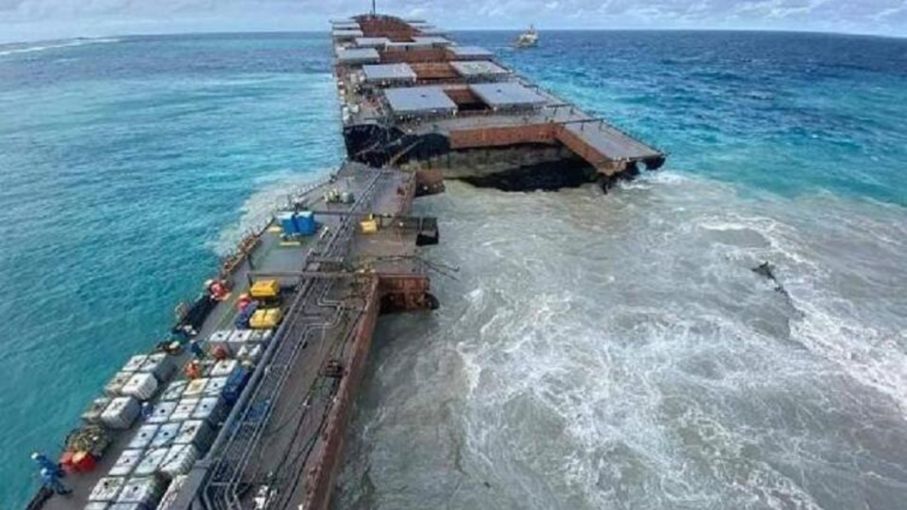 Tehlike saçan tanker ikiye bölündü