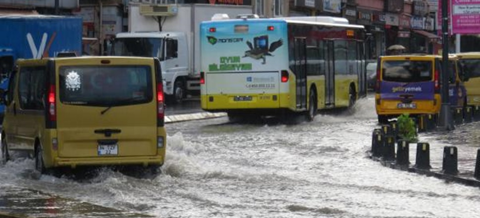 İstanbul'da yollar göle döndü