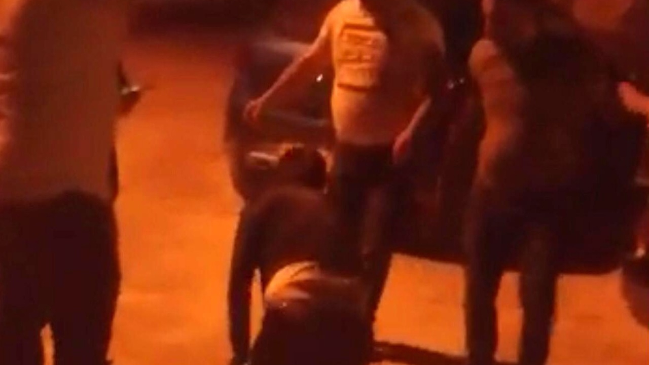 4 kişi otomobilden indirip dakikalarca dövdü